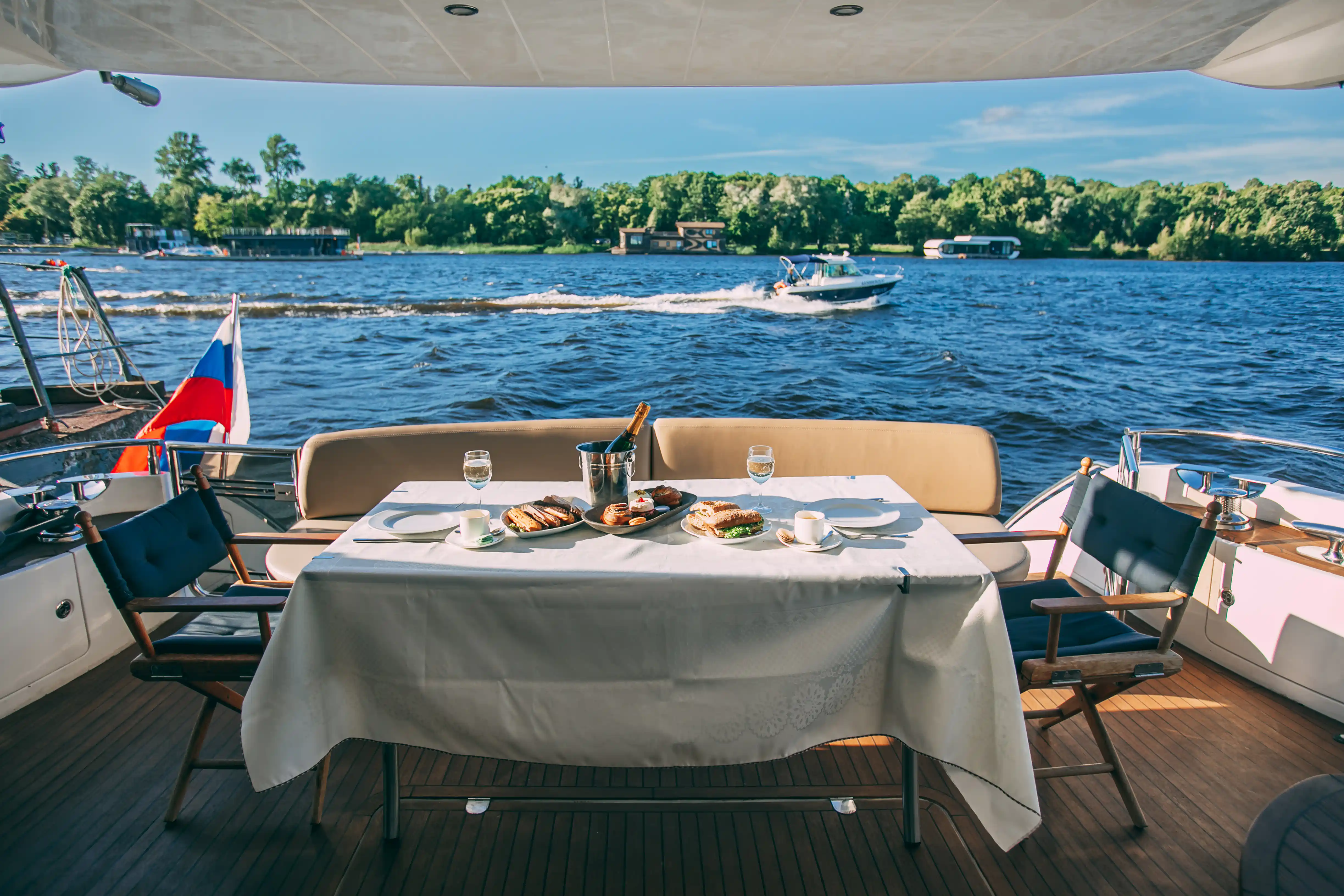 Яхта Princess 68